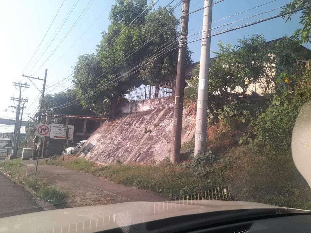 Retaining wall with fencing at elevated residential lot Villa Lucre Panama