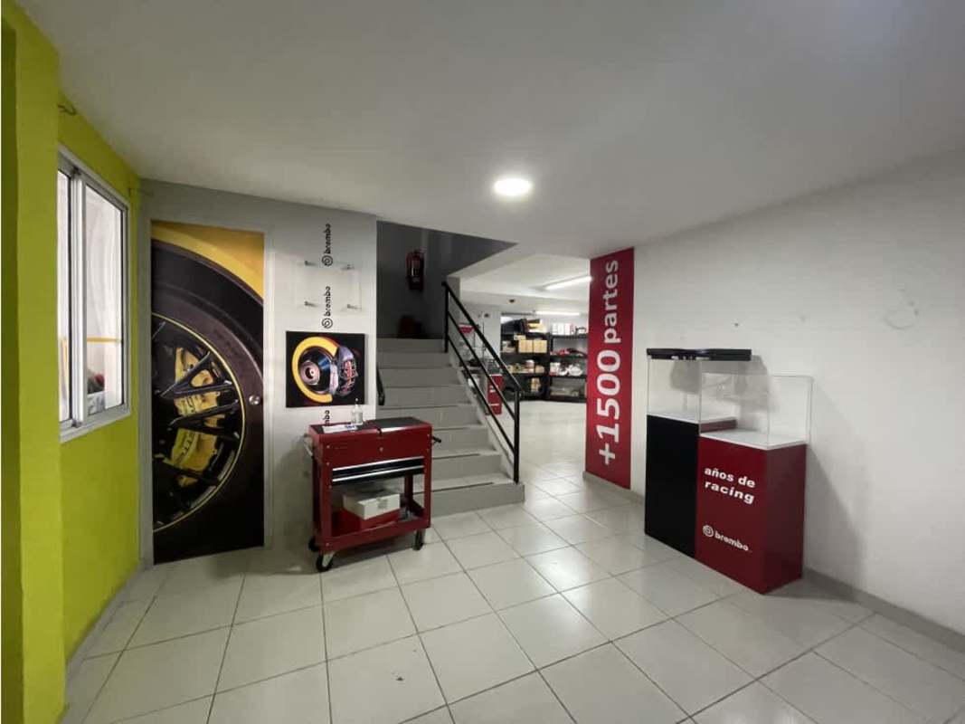 High ceiling workshop space with tool storage in commercial property Panama City Via Brasil