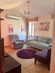 Modern kitchen with granite countertops and wood cabinets in Cubitá house Chitré