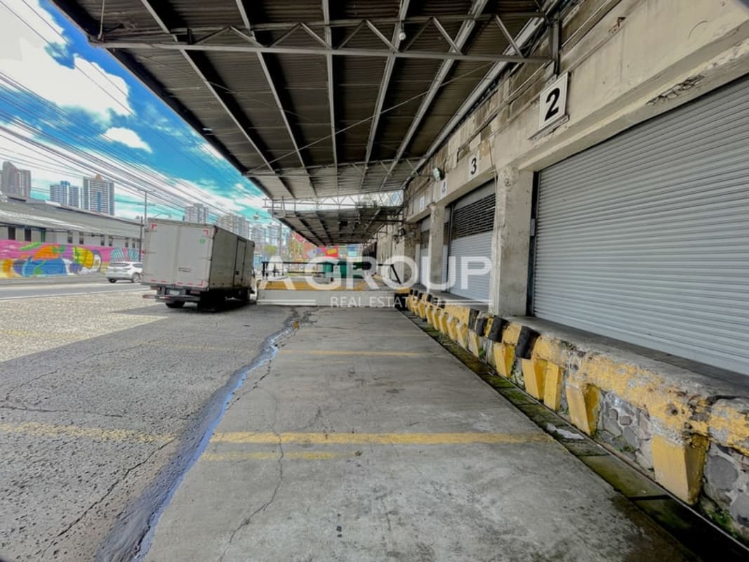 Wide open industrial warehouse bay with reinforced concrete floor and metal ceiling in Tumba Muerto Panama