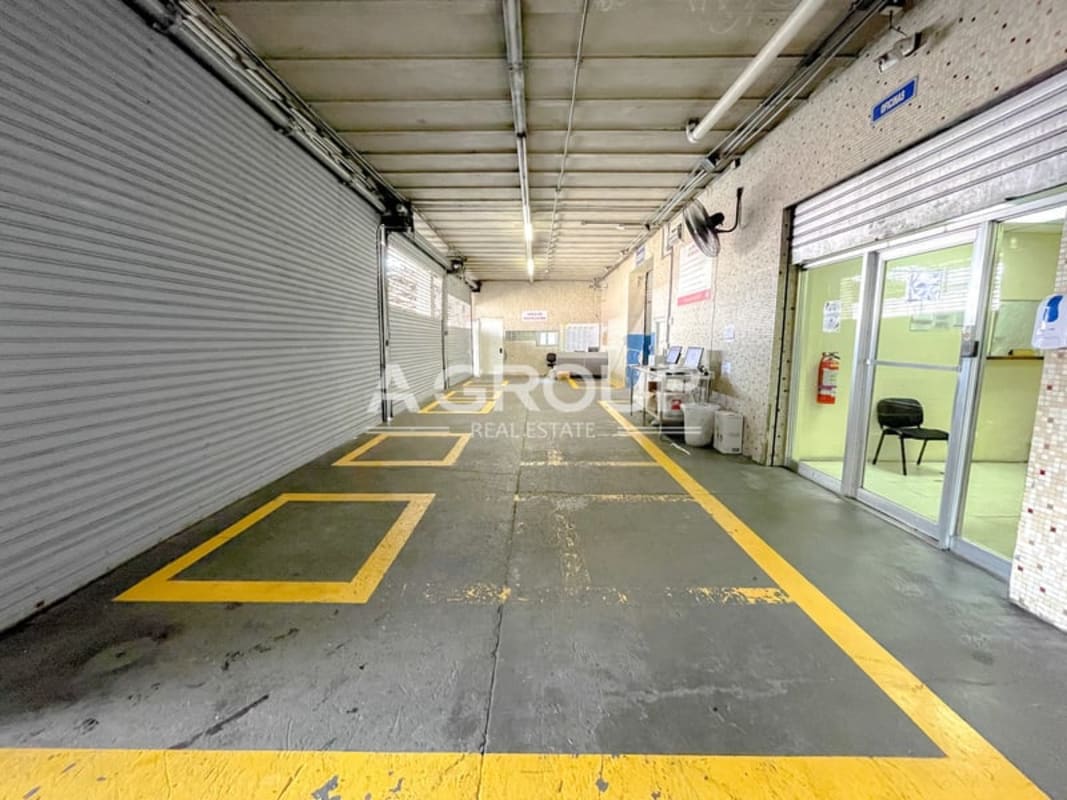 Secure entrance with parking and loading zone at industrial warehouse for rent in Tumba Muerto Panama City