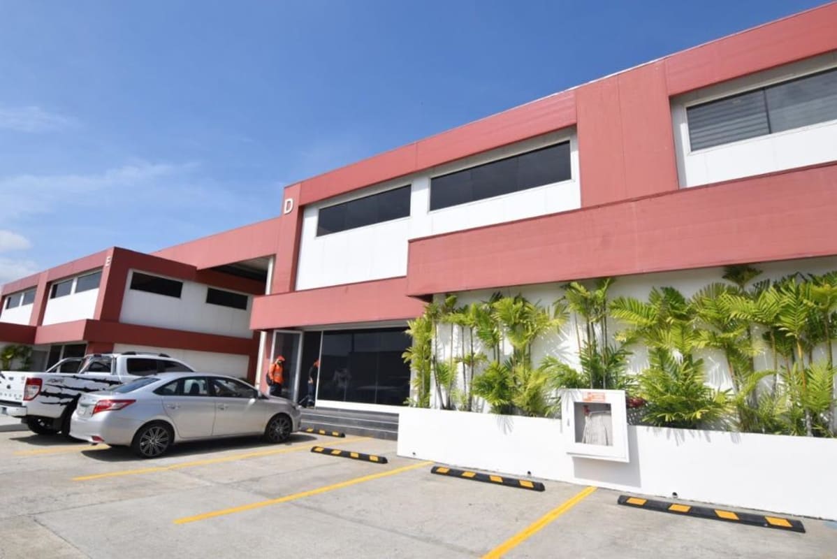 Two-story commercial warehouse with parking in Parque Industrial Las Americas Pacora