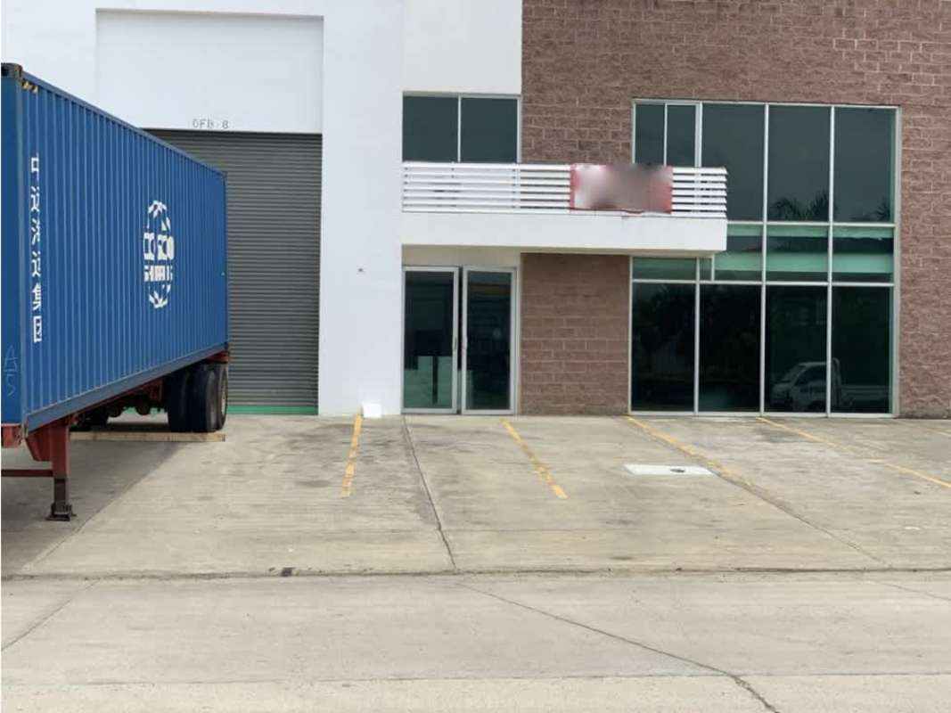 Commercial warehouse exterior glass front large roll up industrial door in Parque Industrial Las Américas Panama