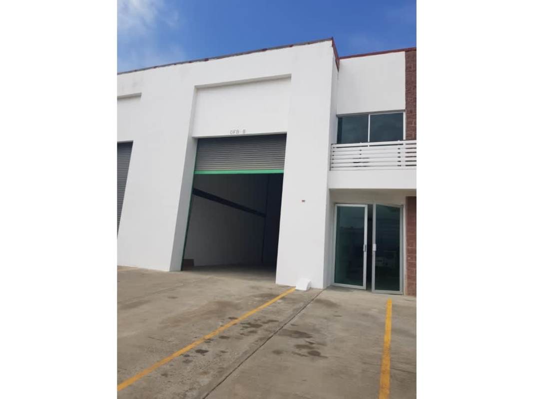 Interior industrial space with mezzanine offices in warehouse Parque Las Américas Panama
