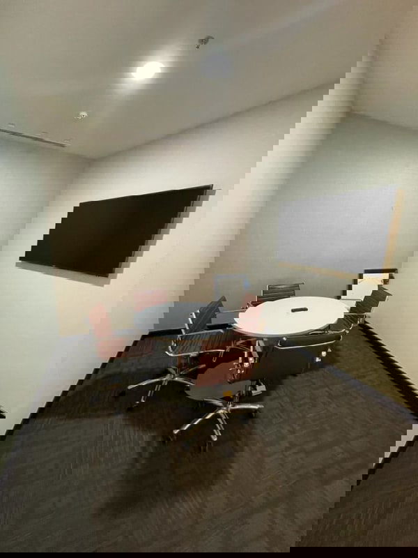 Small meeting room with round table, TV and chairs in Llano Bonito Business Center Panama
