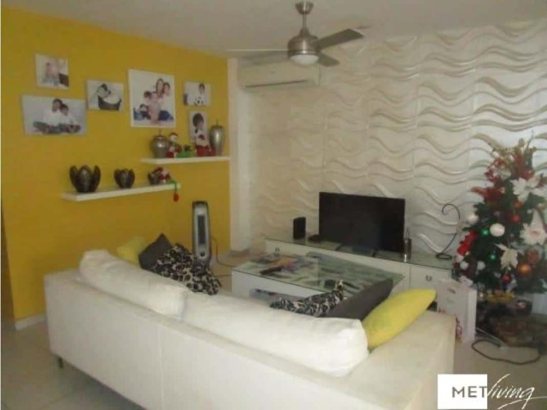 Dining room with large window natural light in 4 bedroom house Islas Montelimar La Chorrera