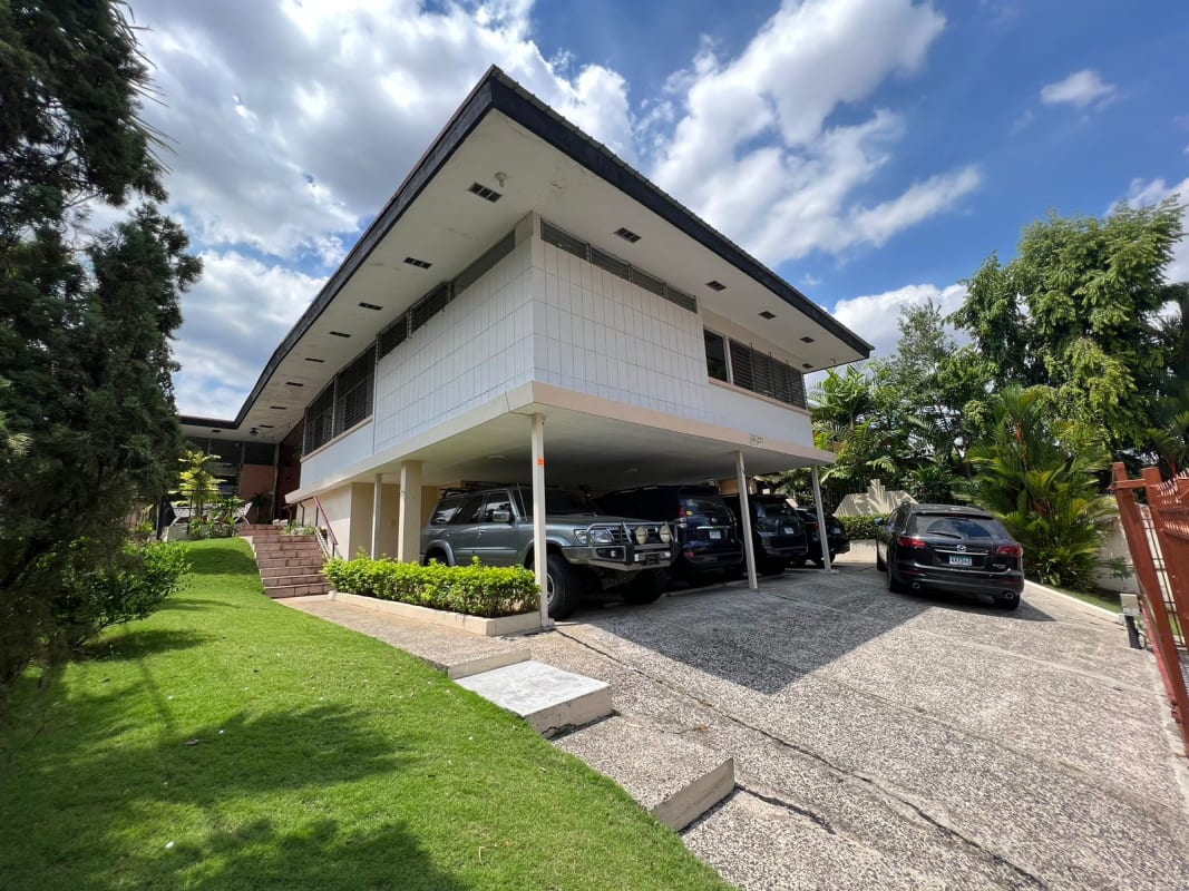 Facade with elevated level and carport for 6 vehicles El Carmen Panama House