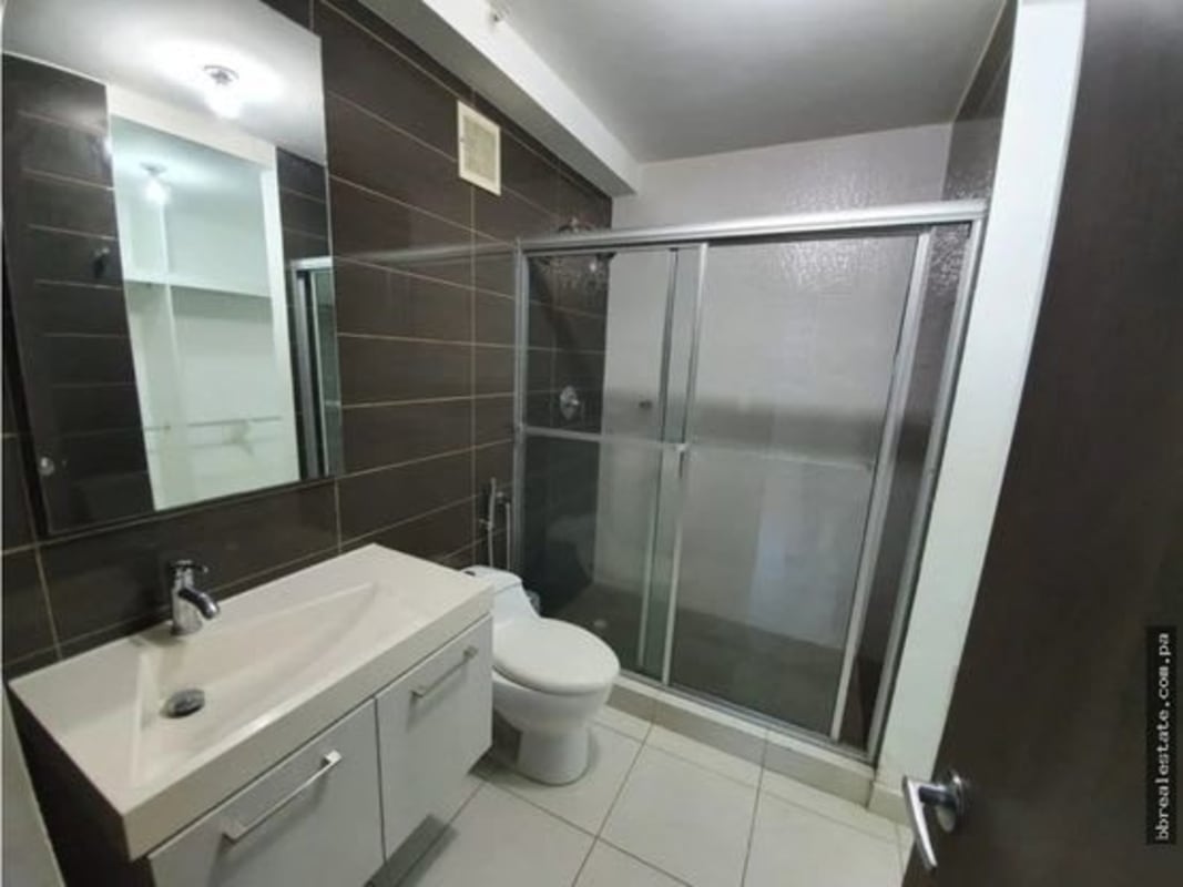 White vanity glass shower and mirror at PH Miró bathroom Panama City