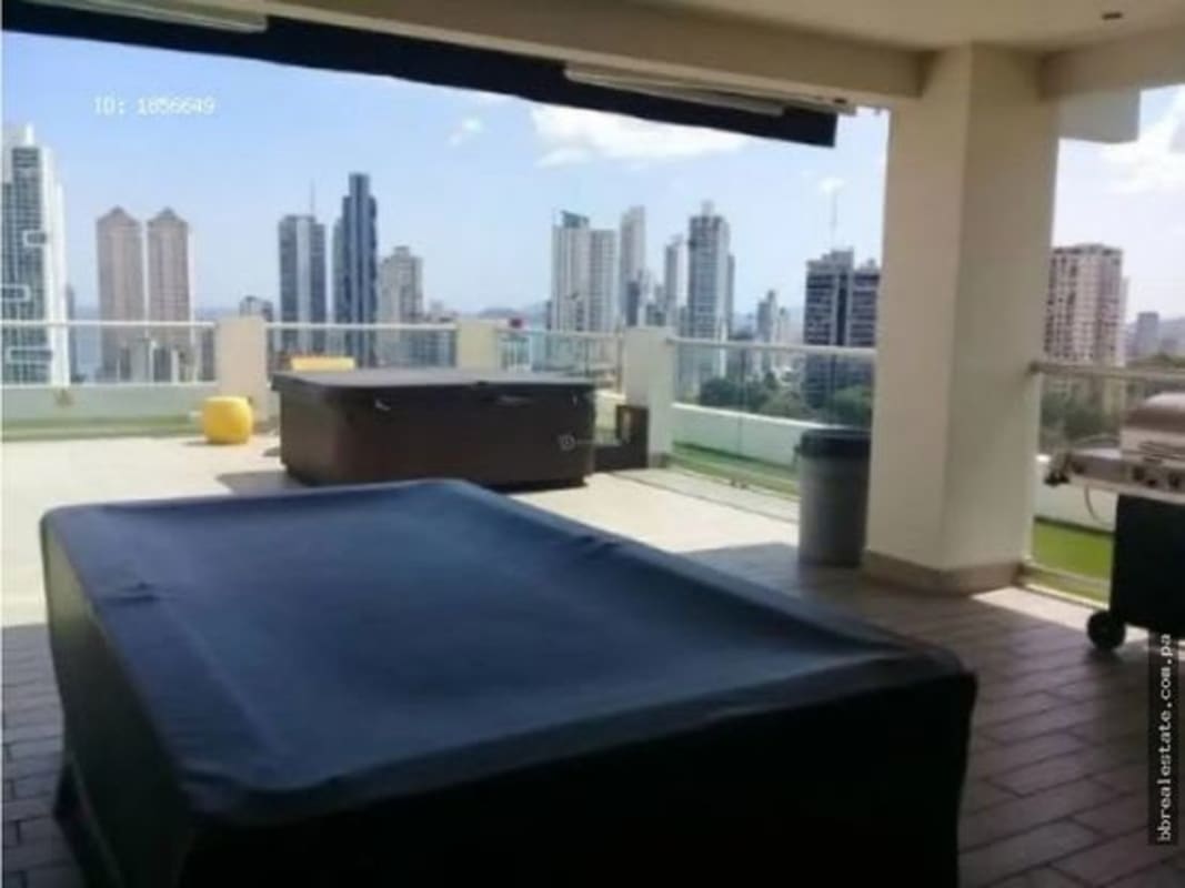 Rooftop terrace jacuzzi city skyline at PH Miró in El Cangrejo Panama