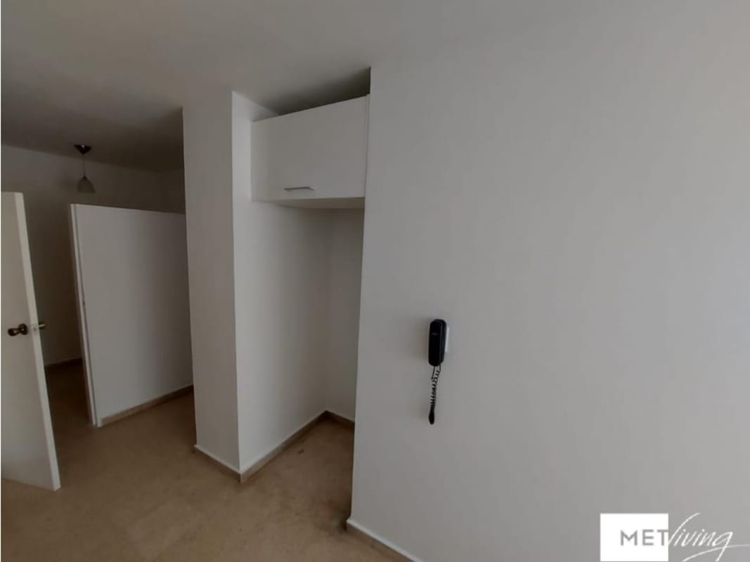 Minimalist hallway with built-in cabinet white walls PH Diamante 3 Betania Panama