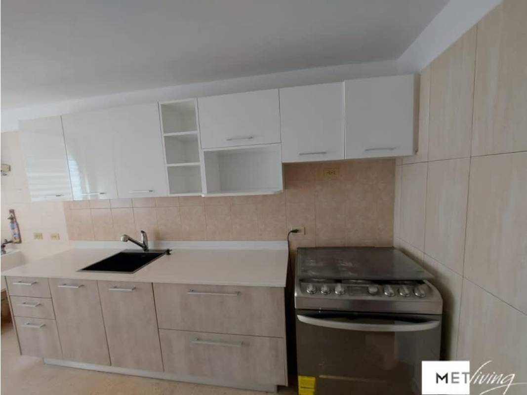 Kitchen with white cabinets, freestanding stove and sink PH Diamante 3 Betania Panama