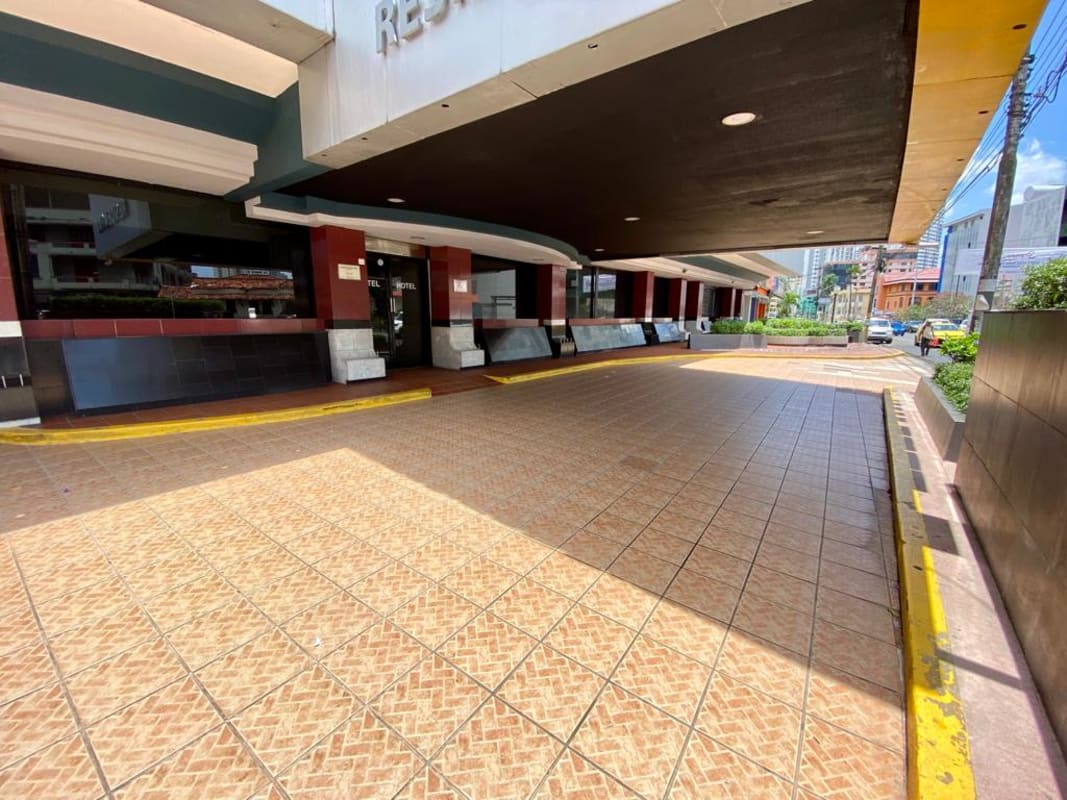 Entrance vehicle drop-off area modern commercial hotel on Vía España
