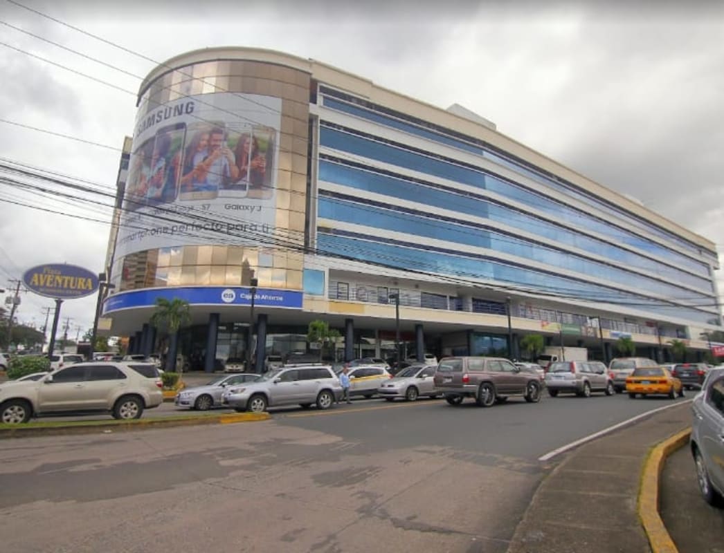 Spacious minimalist interior with drop ceiling, tiled flooring Plaza Aventura El Dorado