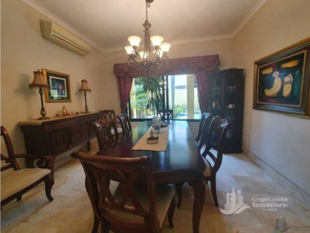 Private garden with jacuzzi, lawn, mature tropical landscaping and covered patio