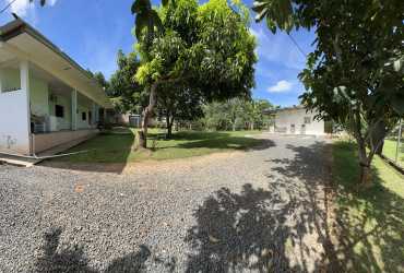 Multi-unit residence in Chitré for sale, ample parking, trees and garden