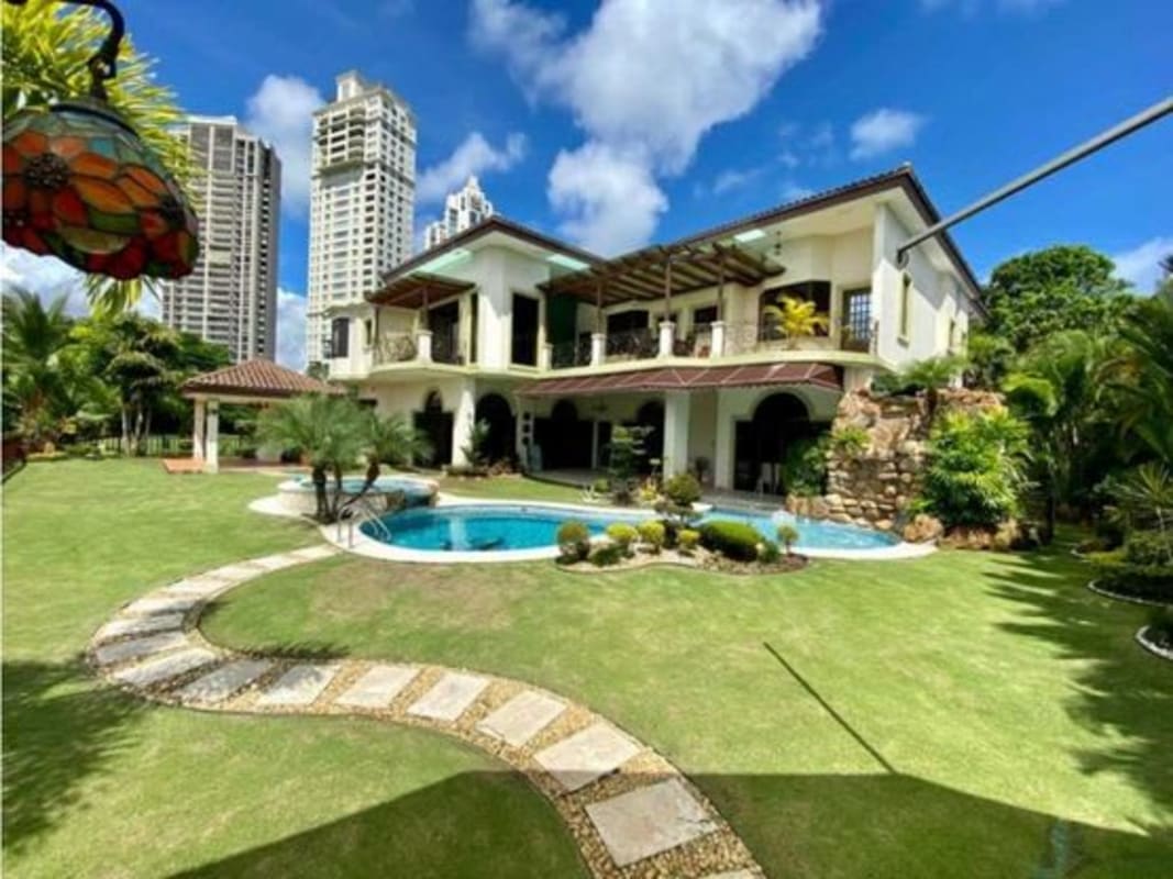 Large traditional kitchen with granite countertops, kitchen island, built-in appliances and marble flooring Santa Maria Panama