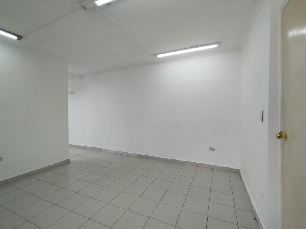 Bright bedroom with wood floors and windows in Villa Cáceres house Panama City