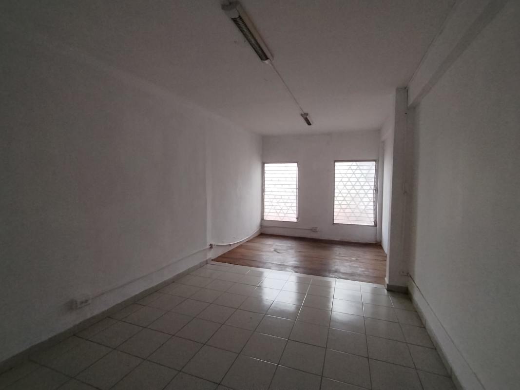 Side exterior of white multi-level house with fencing in Villa Cáceres Panama