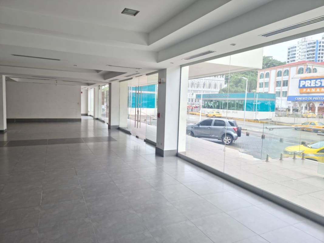 Large empty open plan commercial store for rent Via España Bella Vista Panama