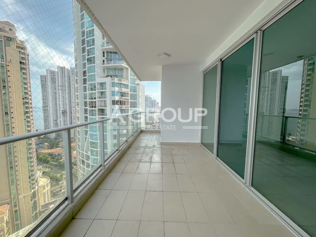 Spacious living room with floor-to-ceiling windows and Pacific Ocean views in PH Dupont Tower Panama City