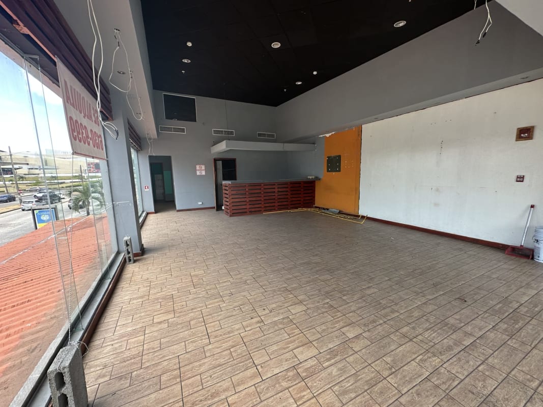 Retail space with large glass facades empty interior rent Panama City Centennial