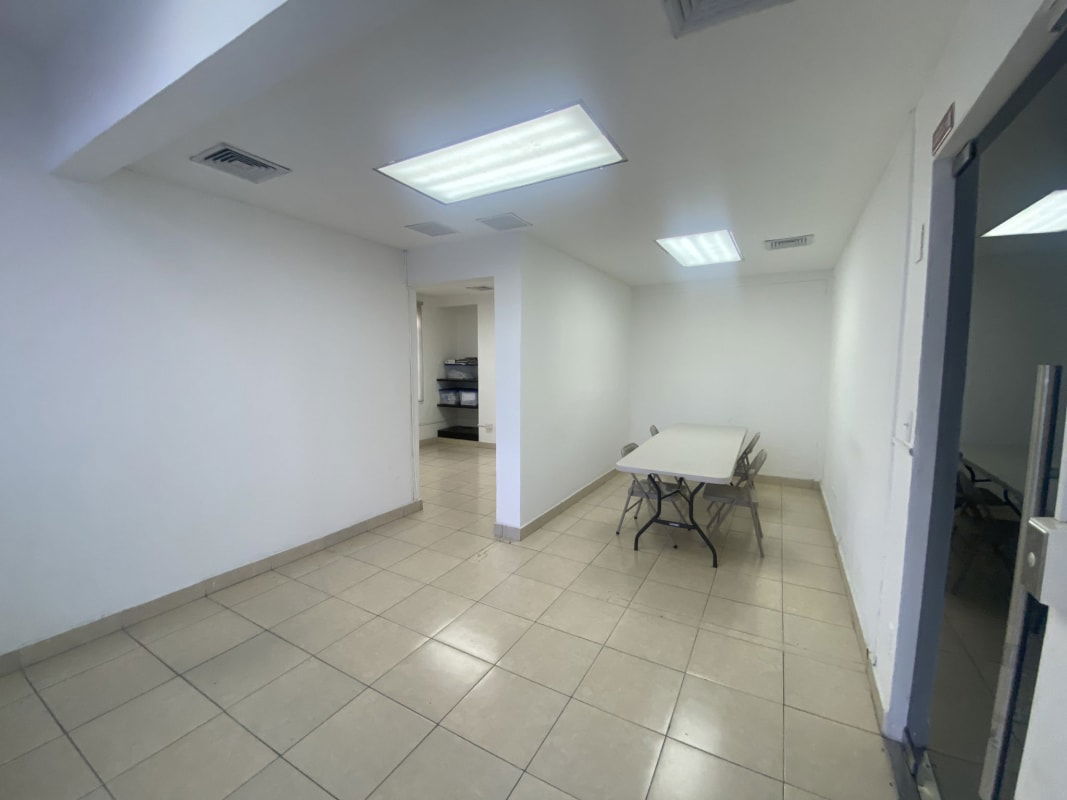 Modern minimalist small room with tile flooring, beige walls in PH Bella Vista Tower Panama