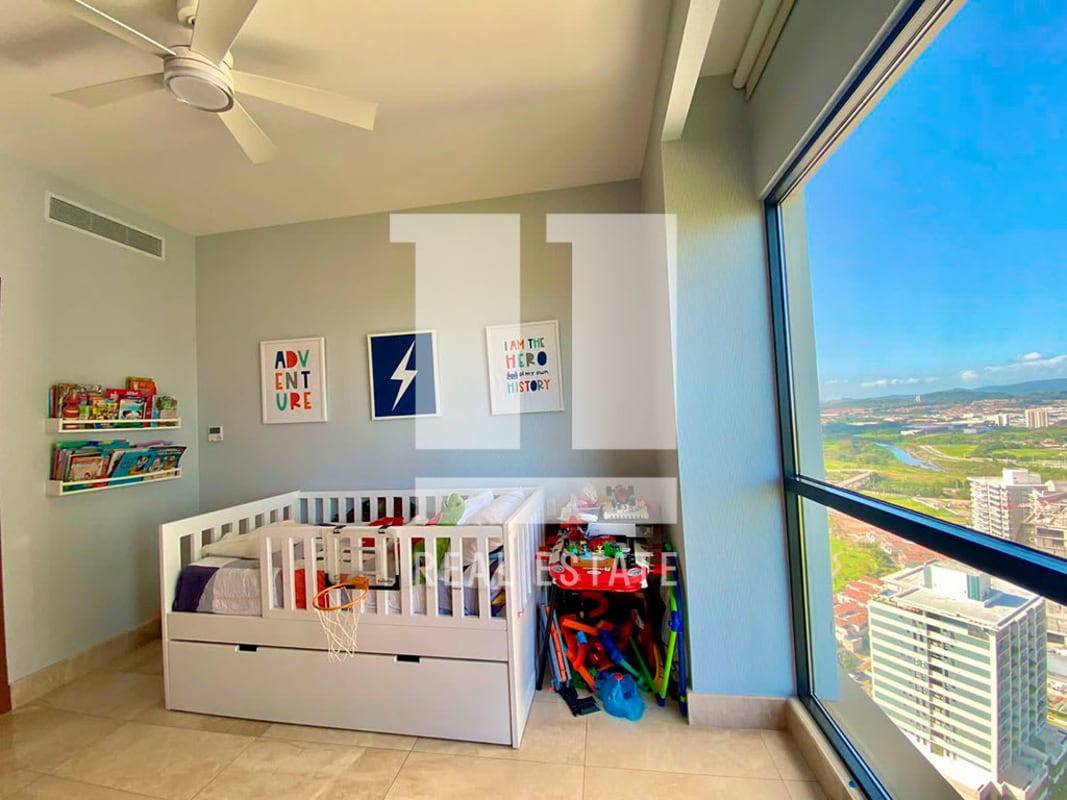 Children's bedroom with large windows and golf views in PH Albatross Santa Maria Panama