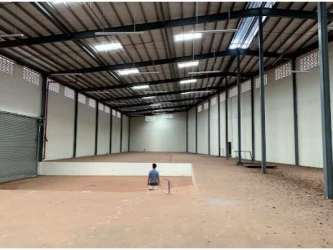 Warehouse facade with parking spaces and loading docks in Burunga Arraiján Panama
