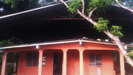 Affordable Panama house kitchen with bar countertop and gas stove