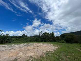 Mountain view property with green hillsides near San Carlos Panama