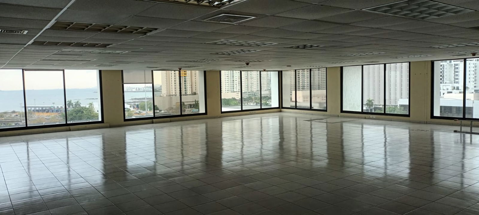 Exterior of PH Evergreen commercial building with modern facade, green and white color scheme, urban skyline Panama City