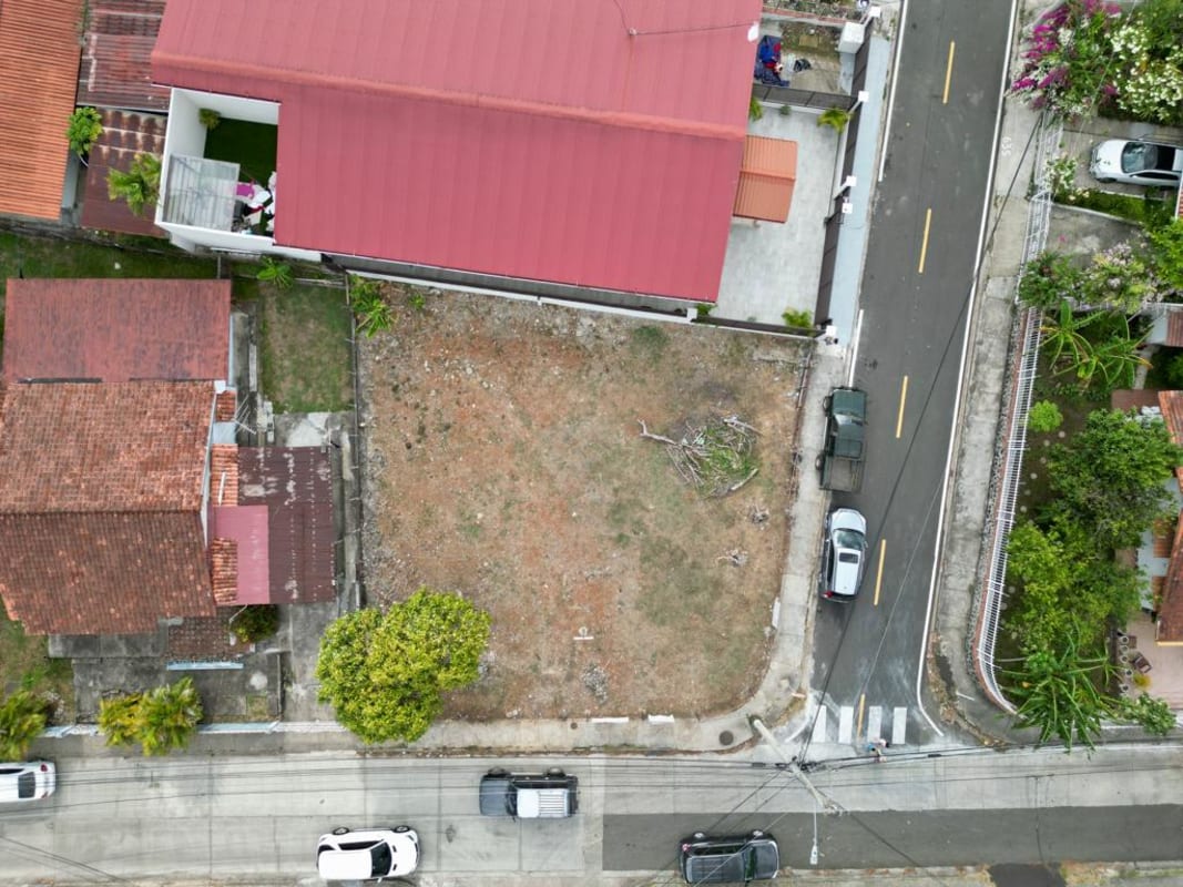 Aerial view of vacant corner lot with residential homes in Betania Panama City