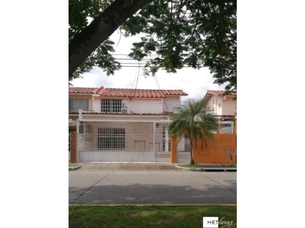 Private backyard patio with tiled floor and plants in Duplex La Fontana Chanis Panama City