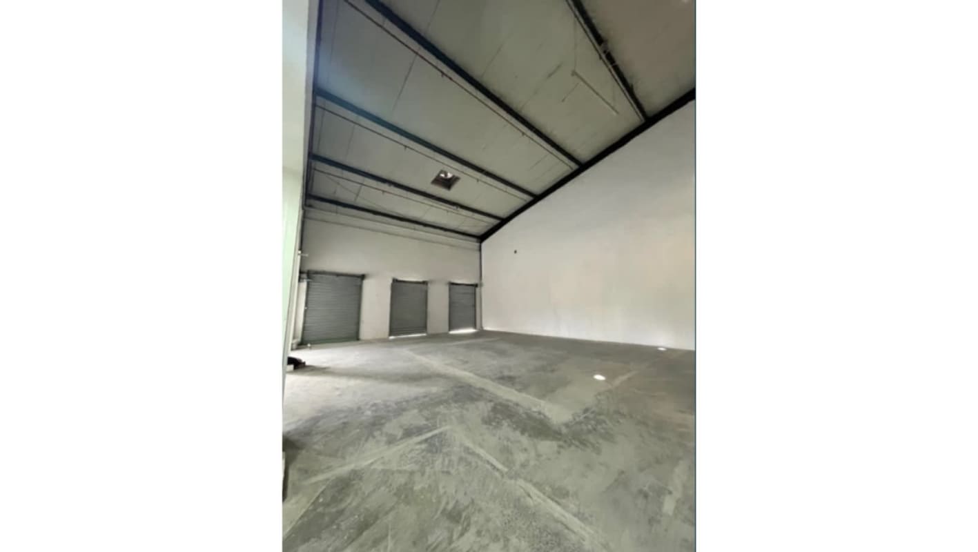 Finished mezzanine offices inside industrial warehouse in Parque Industrial Las Americas Pacora