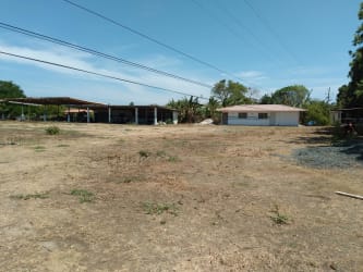 Vacant fenced lot with outbuildings and mountain views in El Espinal, Los Santos