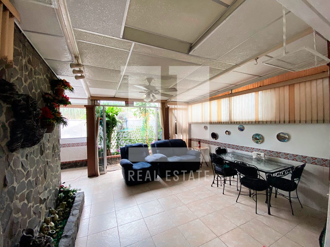 Traditional kitchen with granite counter, wooden cabinets, garden access Altos de Panamá Panama