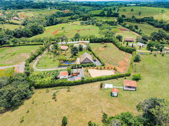 Large countryside estate lot with sports/recreational court, green fields and garden in Panama Oeste