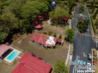 Covered terrace with large garden lot of house for sale Anton Coclé Panama