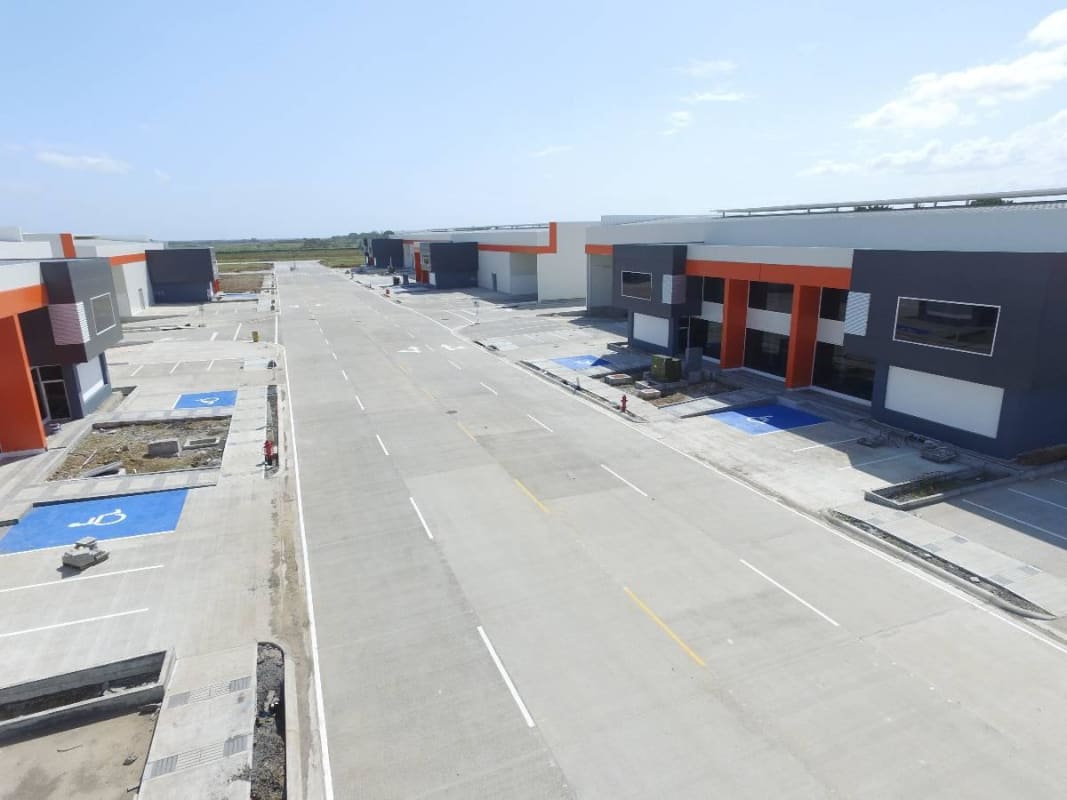360m² warehouse unit with mezzanine and loading dock in PanaPark Free Zone Tocumen Panama
