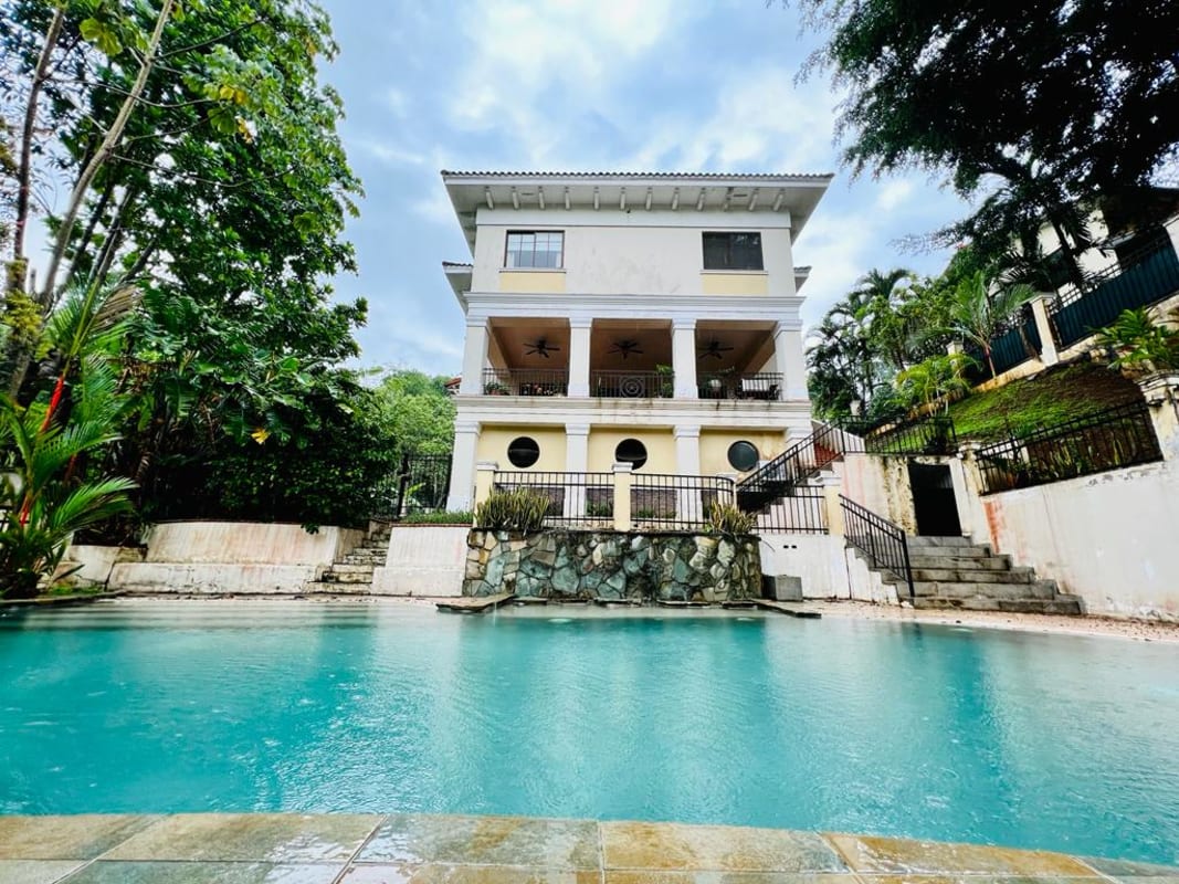 Luxury 4BR House with Private Pool Camino de Cruces Clayton