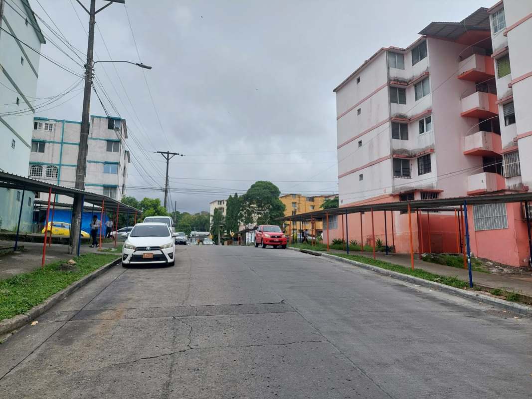 Exterior view of Villa Lorena apartment complex with parking Río Abajo Panama