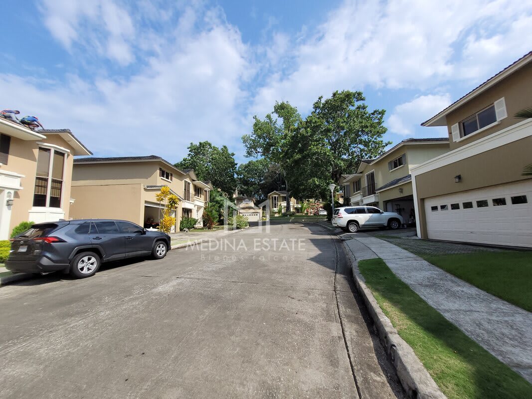 Peaceful cul-de-sac street with detached homes in Embassy Gardens Clayton