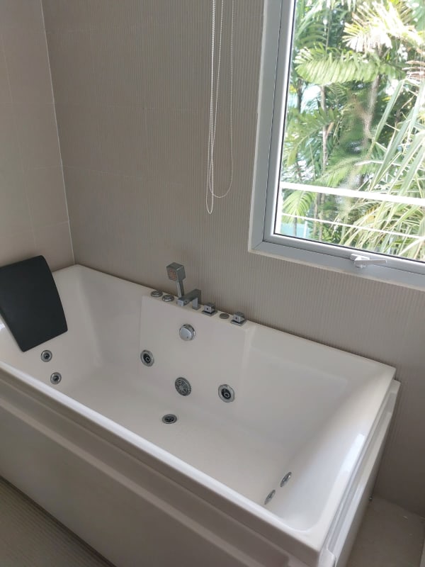 Luxury bathroom with Jacuzzi, garden view window in PH Costa Esmeralda Costa Sur Panama