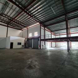 Wide view of spacious warehouse interior with mezzanine level and steel beams Coronado Panama Oeste
