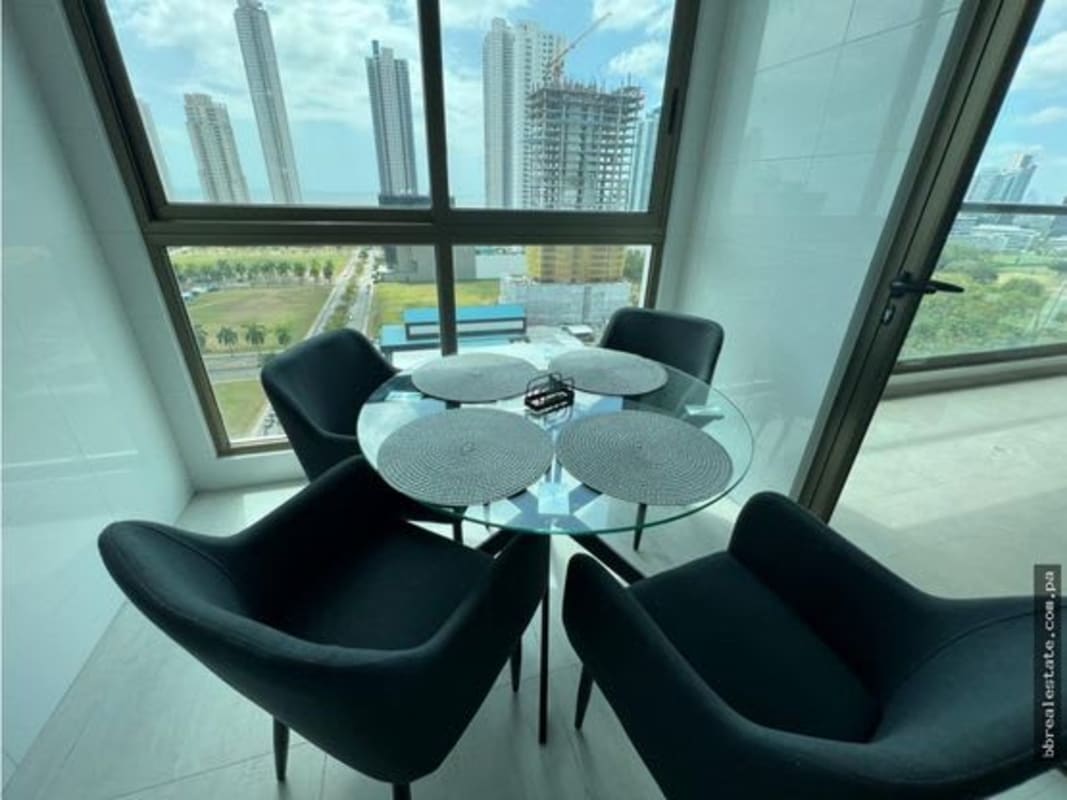 Modern bedroom with city views, built-in closet, split AC in PH Parkview Costa del Este