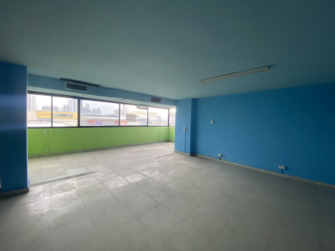 Interior office corner with large windows and city views at Plaza 50 Panama