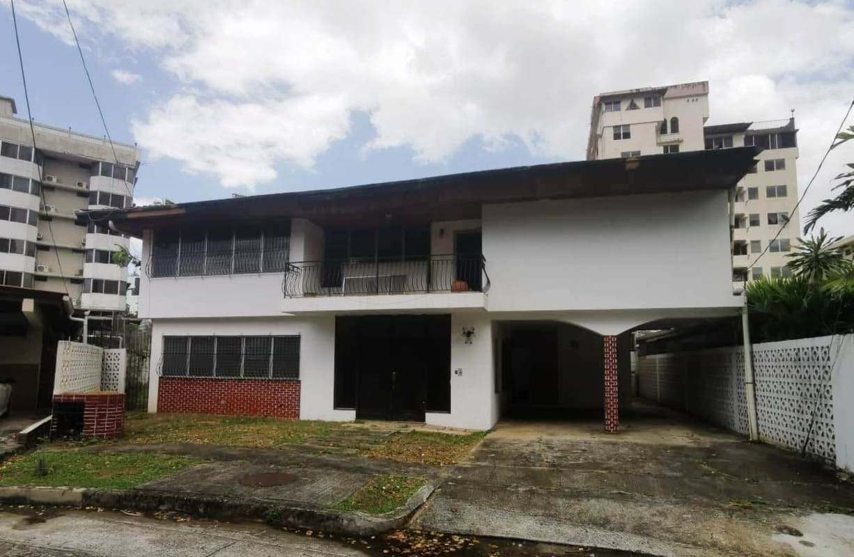 Large living area with tiled floors and windows in Casa Dudley Obarrio