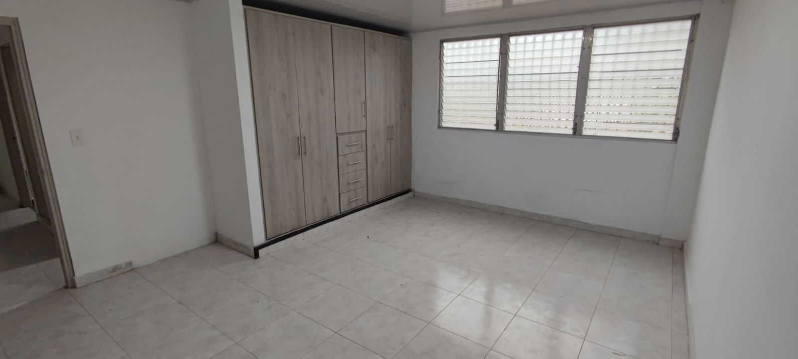 Spacious living room with accent wall, wood floors and ceiling Casa Dudley Panama