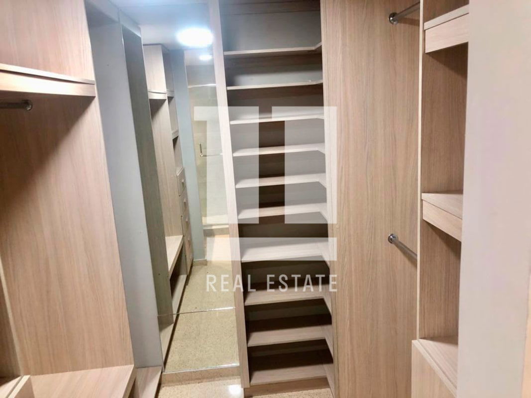 Spacious walk-in closet with shelving in PH Parque Marbella Panama