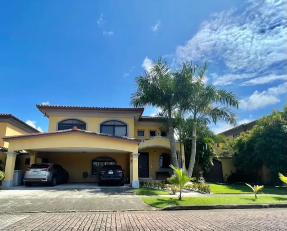 Luxury 4BR House with Pool in Residencial Antigua Costa del Este - View 2